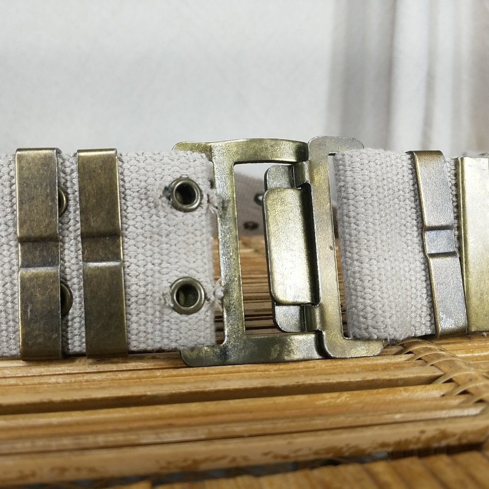 Utilitarian, vintage style, khaki belt